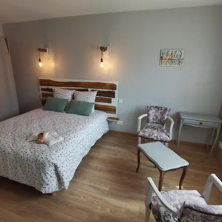 ベッド・アンド・ブレックファスト Les Hauts De Grazac, Et Tables D'hotes Grazac