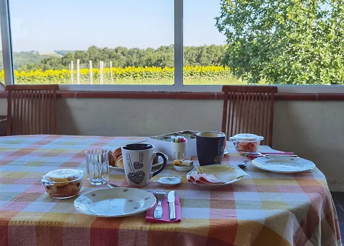 Les Hauts De Grazac, Et Tables D'hotes Frühstückspension